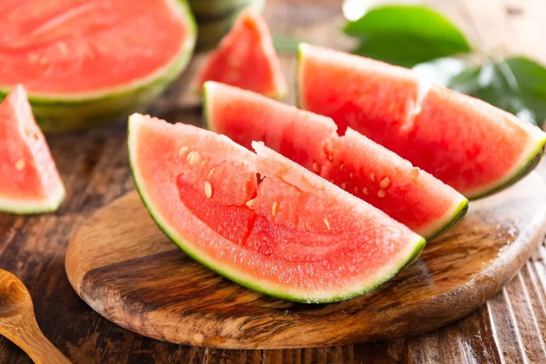副业赚钱_夏天吃西瓜有讲究！这些情况不能随便吃，教你当好“吃瓜群众”→_副业教程